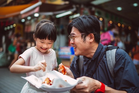 dad and child eating snack